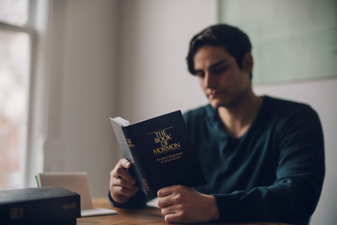 Moški bere Mormonovo knjigo